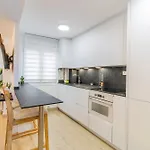 아파트 Modern Comfort In The Heart Of