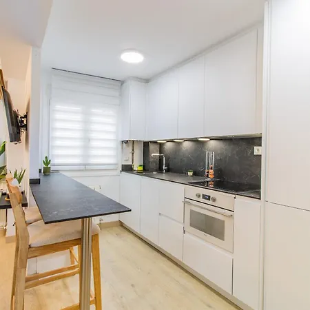 아파트 Modern Comfort In The Heart Of